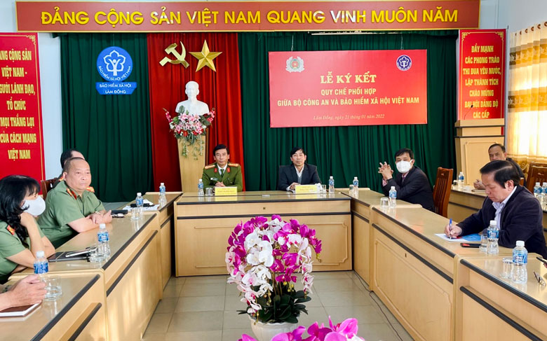 Ông Đậu Tú Lan - Giám đốc BHXH tỉnh và Đại tá Đinh Xuân Huy - Phó Giám đốc Công an tỉnh chủ trì hội nghị tại điểm cầu Lâm Đồng