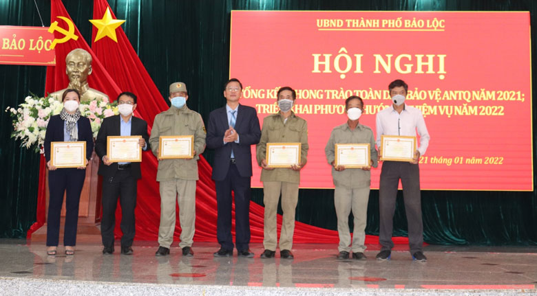 Các tập thể, cá nhân nhận giấy khen của Chủ tịch UBND TP Bảo Lộc