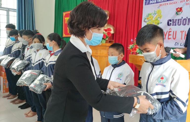 Chị Now Sye Hồng Thuyên – Phó Bí thư Huyện Đoàn Di Linh tặng áo ấm cho học sinh Trường THCS Tân Châu