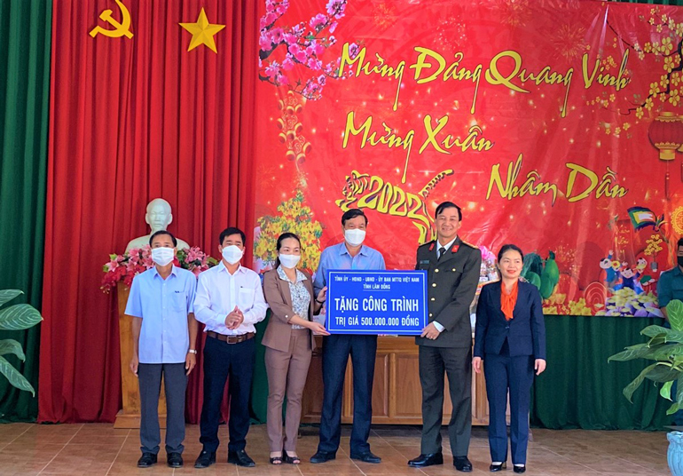 Đại tá Trần Minh Tiến - Giám đốc Công an tỉnh Lâm Đồng trao công trình 500 triệu đồng cho xã Tân Lạc (huyện Bảo Lâm)