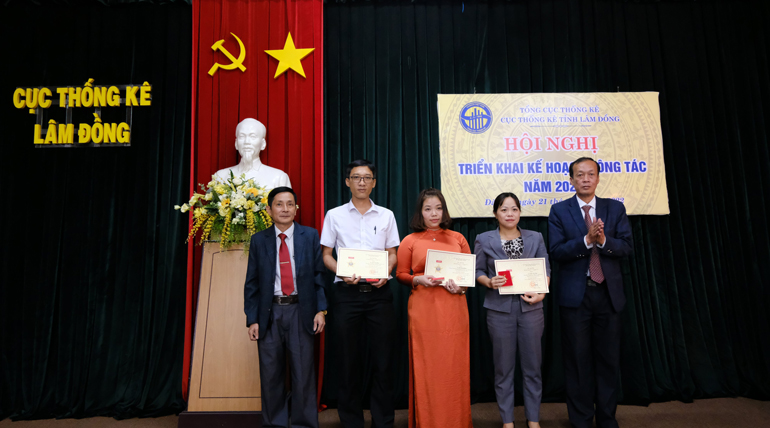 Tặng Kỷ niệm chương “Vì sự nghiệp Thống kê Việt Nam” cho 7 cá nhân có nhiều thành tích đóng góp cho sự nghiệp xây dựng và phát triển ngành Thống kê