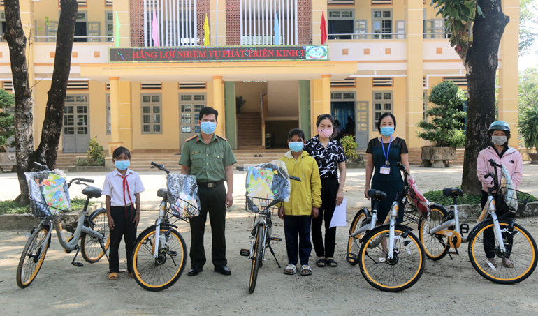Trao xe đạp cho học sinh nghèo vùng đồng bào dân tộc thiểu số trên địa bàn huyện Đạ Tẻh