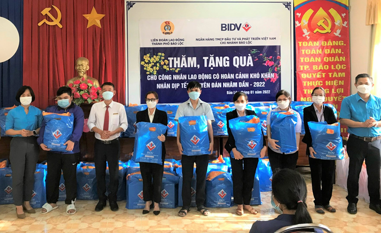 BIDV chi nhánh TP Bảo Lộc và Liên đoàn Lao động thành phố trao tặng quà tết cho công nhân, lao động khó khăn