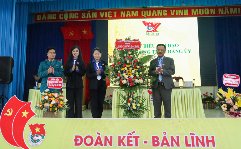 Đảng ủy, UBND, Ủy ban MTTQ Việt Nam Phường 3 tặng hoa chào mừng Đại hội