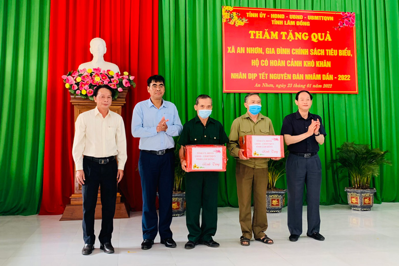 Đồng chí Nguyễn Trọng Ánh Đông - Ủy viên Ban Thường vụ, Trưởng ban Tổ chức Tỉnh ủy trao quà tết cho gia đình chính sách tiêu biểu tại xã An Nhơn