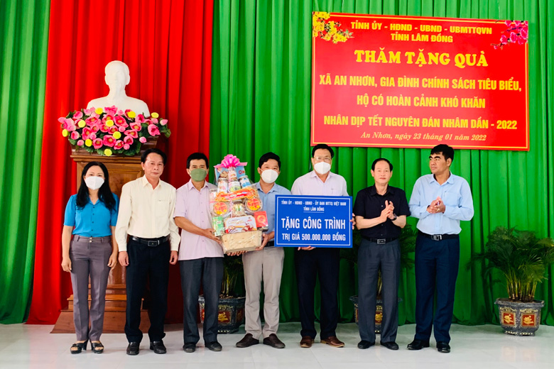 Đoàn công tác trao tặng công trình dân sinh trị giá 500 triệu đồng cho UBND xã An Nhơn