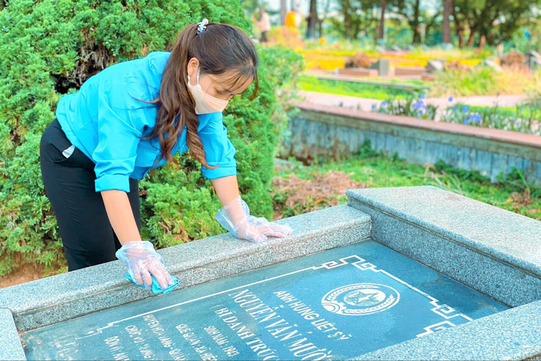 Các bạn trẻ tham gia vệ sinh, làm đẹp phần mộ các anh hùng liệt sĩ tại Nghĩa trang Liệt sĩ thành phố