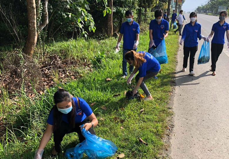 Đoàn viên thanh niên huyện Đạ Huoai ra quân đồng loạt vệ sinh môi trường, chăm sóc Bia tưởng niệm các Anh hùng liệt sĩ. 