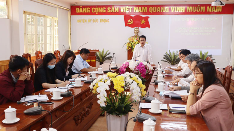 Đồng chí Nguyễn Ngọc Phúc - Bí thư Huyện ủy, Chủ tịch HĐND huyện, phát biểu tại buổi làm việc.