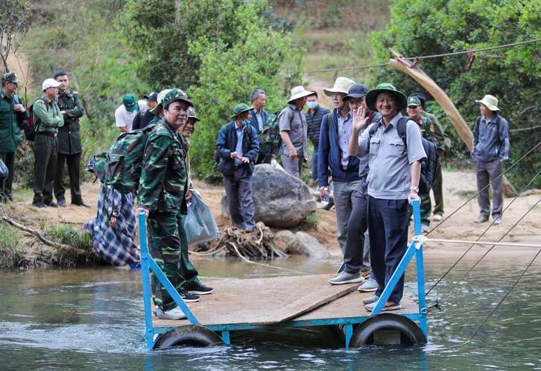 Bí thư Tỉnh uỷ Lâm Đồng Trần Đức Quận cùng đoàn công tác kiểm tra rừng xuất phát tới Trạm Kiểm lâm Bidoup 