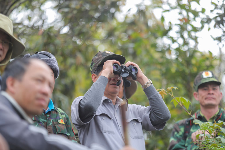 Bí thư Tỉnh uỷ Lâm Đồng Trần Đức Quận kiểm tra rừng qua ống nhòm trên tuyến du lịch sinh thái lên đỉnh Bidoup