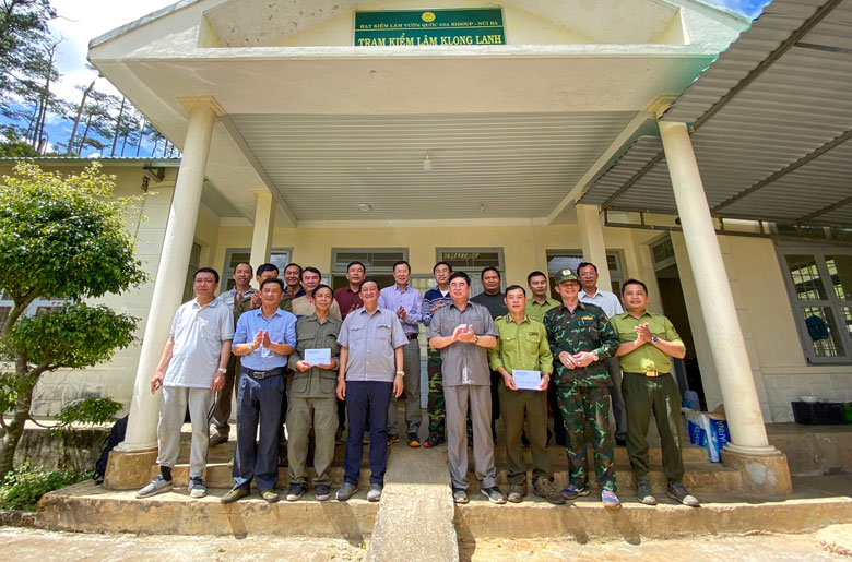 Thường trực Tỉnh uỷ Lâm Đồng thăm hỏi, tặng quà cho cán bộ, nhân viên, kiểm lâm cùng các hộ dân nhận khoán bảo vệ rừng Vườn Quốc gia Bidoup - Núi Bà