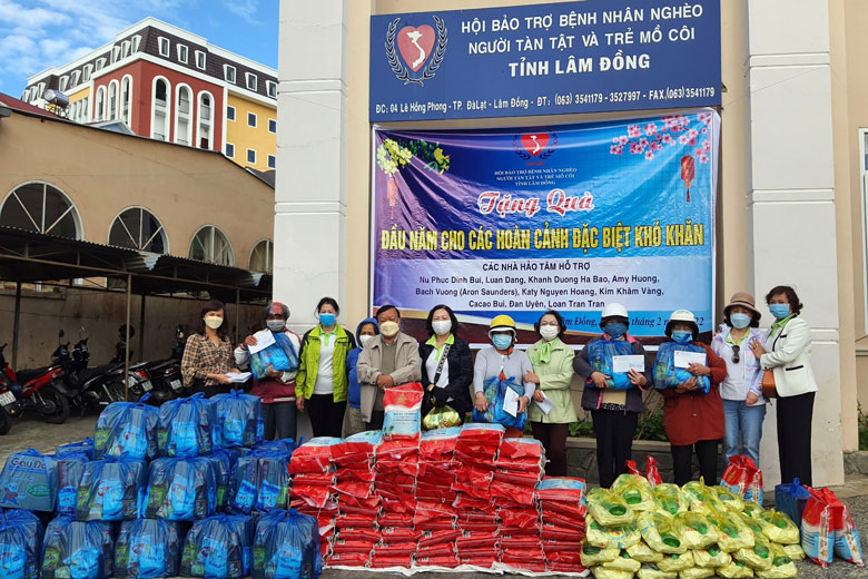 Hội Bảo trợ Bệnh nhân nghèo - Người Tàn tật và Trẻ mồ côi Lâm Đồng tổ chức trao tặng quà đầu năm cho các hoàn cảnh khó khăn tại TP Đà Lạt.