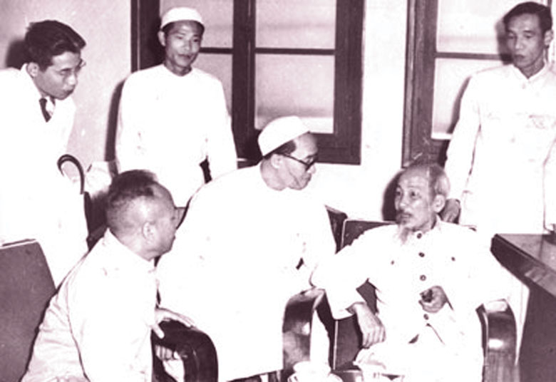 Hàng đầu từ phải: Chủ tịch Hồ Chí Minh, GS Trần Hữu Tước, Bộ trưởng Phạm Ngọc Thạch. Ảnh: Tư liệu