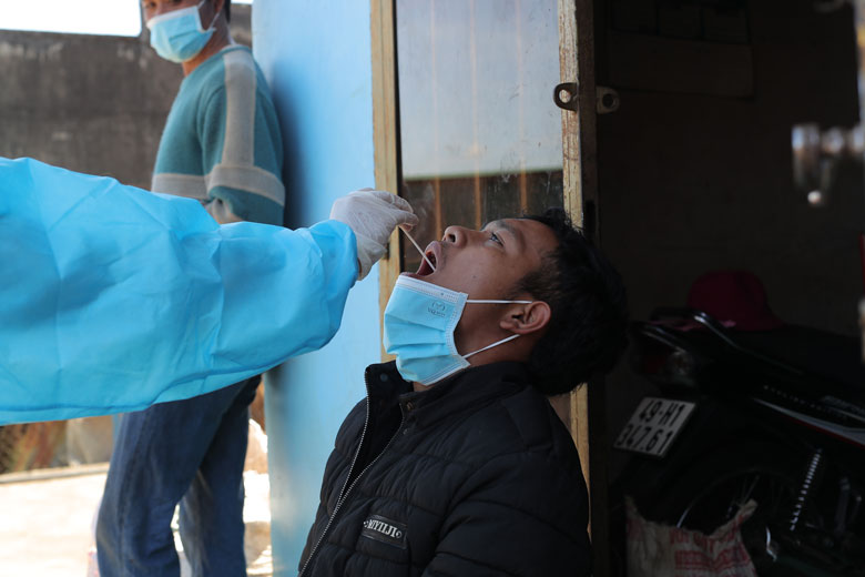 Cán bộ y tế lấy mẫu xét nghiệp SARS-CoV-2 cho các F0 trên địa bàn xã Tân Nghĩa, huyện Di Linh.