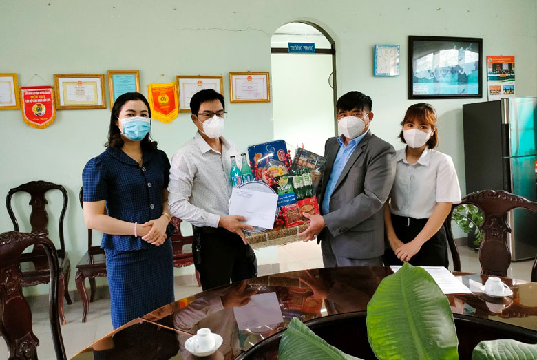 Thường trực Huyện ủy Lâm Hà tăng quà, chúc mừng Ngày Thầy thuốc Việt Nam cho cán bộ, nhân viên Phòng Y tế