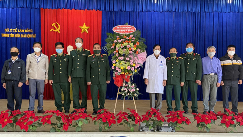 Đại tá Trần Văn Khương - Chính ủy Bộ Chỉ huy Quân sự tỉnh đến thăm, chúc mừng Sở Y tế tỉnh