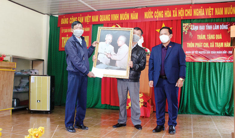 Lãnh đạo tỉnh tặng bức ảnh Bác Hồ - Bác Tôn, biểu tượng của tình đoàn kết cho cán bộ và Nhân dân thôn Phát Chi
