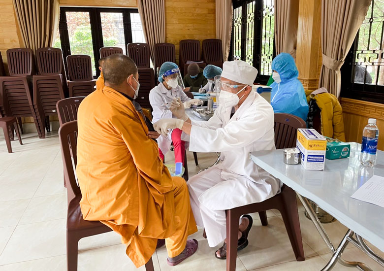 Hôm qua, TP Đà Lạt tổ chức tiêm chủng vắc xin phòng Covid-19 lưu động tại Thiền viện Trúc Lâm (TP Đà Lạt)
