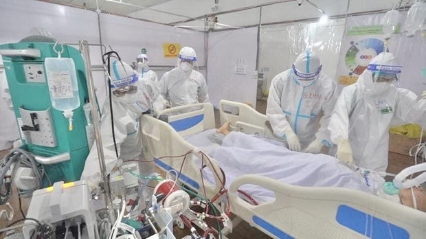 Bác sỹ chăm sóc bệnh nhân COVID-19 tại Bệnh viện dã chiến điều trị bệnh nhân COVID-19 đa tầng ở quận Tân Bình, TP.HCM.