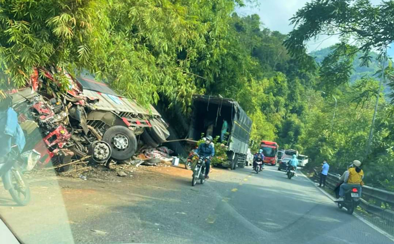 Hiện trường vụ tai nạn giữa 2 xe tải xảy ra trên đèo Bảo Lộc vào đêm qua 28/2