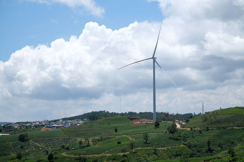 Một trụ turbine gió tại nhà máy điện gió Cầu Đất (xã Trạm Hành, TP Đà Lạt) - Dự án điện gió đầu tiên trên địa bàn tỉnh Lâm Đồng