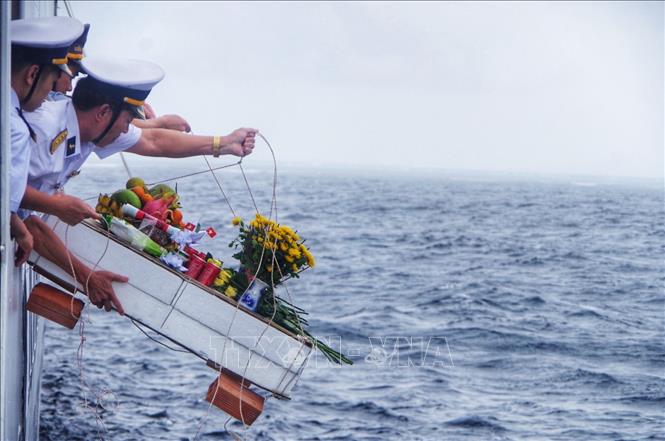 Đoàn công tác Vùng 4 Hải quân tổ chức lễ viếng và thả hoa tưởng niệm 64 liệt sỹ bảo vệ đảo Gạc Ma