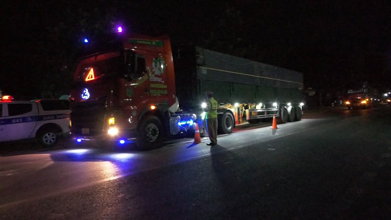 Các xe tải vi phạm tải trọng bị kiểm tra, phát hiện chở quá tải trọng tối 15/3.