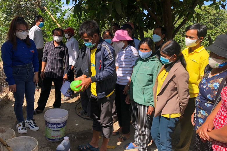 Đội Tri thức trẻ tình nguyện Trường Đại học Yersin Đà Lạt hướng dẫn người dân Thôn Liêng Trang 2, xã Đạ Tông sử dụng chế phẩm sinh học.