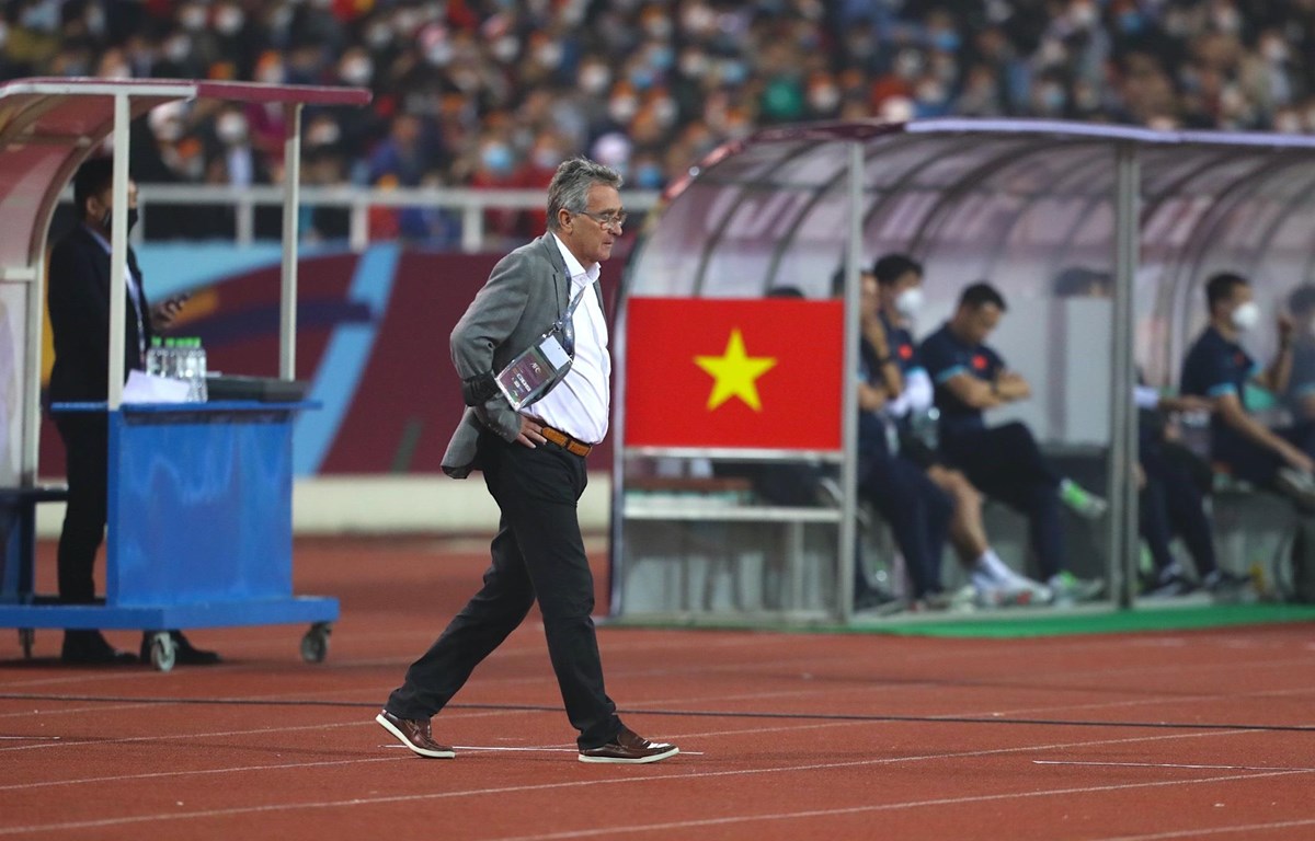 Huấn luyện viên đội tuyển Oman, Branko Ivankovic chỉ đạo đội nhà đối đầu Việt Nam