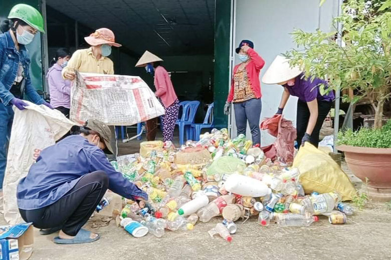 Phụ nữ Đạ Tẻh với mô hình biến rác thải nhựa thành học bổng Lê Thị Pha