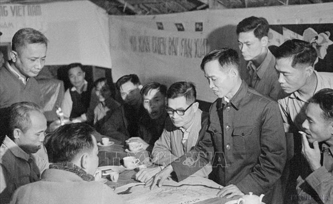 Đồng chí Lê Văn Lương - Bí thư Trung ương Đảng thăm quân, dân Vĩnh Linh, Quảng Trị (tháng 2/1969). Ảnh: TTXVN