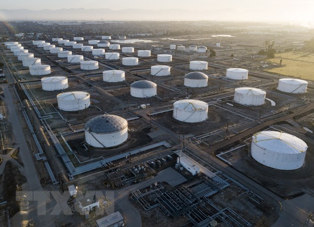 Các bể chứa dầu tại một cơ sở dự trữ ở Carson, bang California, Mỹ