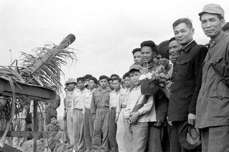 Ngày 2/1/1968, đồng chí Lê Văn Lương (thứ 2 từ phải sang) tới thăm một đơn vị pháo cao xạ bảo vệ cầu Hàm Rồng, Thanh Hóa