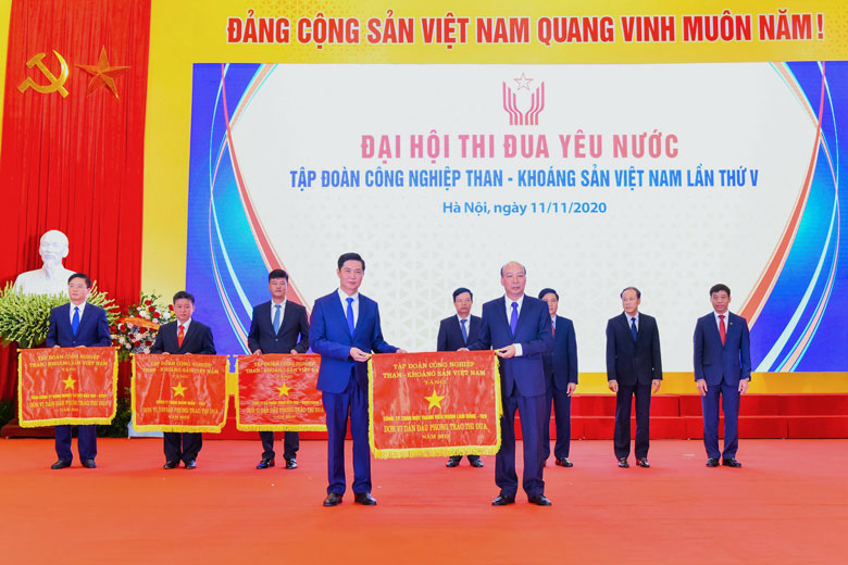 Công ty Nhôm Lâm Đồng đón nhận cờ thi đua của Tập đoàn Than - Khoáng sản Việt Nam trao tặng năm 2020