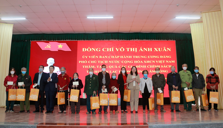 Phó Chủ tịch nước Võ Thị Ánh Xuân và Phó Chủ tịch UBND tỉnh Lâm Đồng Đặng Trí Dũng tặng quà cho các gia đình chính sách huyện Lạc Dương