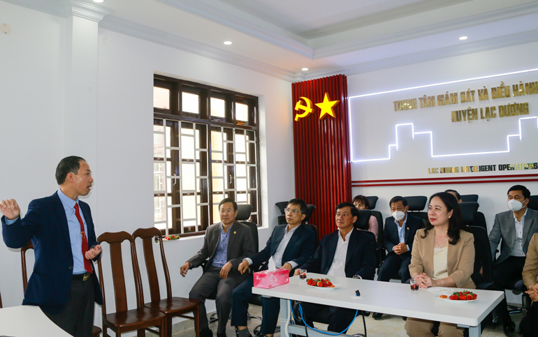 Phó Chủ tịch nước Võ Thị Ánh Xuân cùng đoàn công tác và các đồng chí lãnh đạo tỉnh tham quan Trung tâm giám sát và điều hành thông minh huyện Lạc Dương