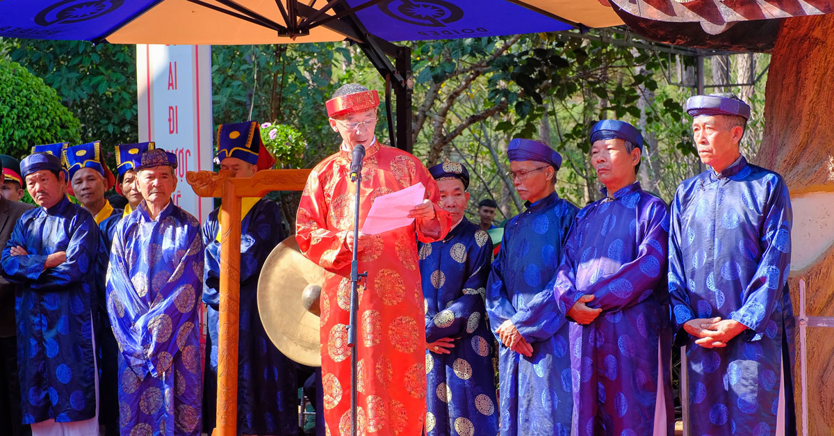 Chủ tịch UBND tỉnh Trần Văn Hiệp đọc chúc văn ghi tạc công đức các vua Hùng đã có công dựng nước