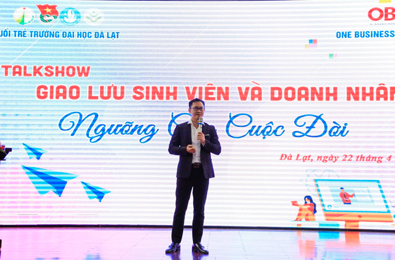 Ông Ngô Bảo Thái - Tổng Giám đốc OBC Việt Nam chia sẻ nhiều kinh nghiệm bổ ích với sinh viên
