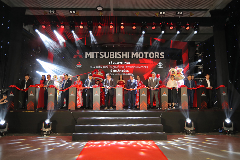 Cắt băng khánh thành trong Lễ khai trương Mitsubishi Lâm Đồng sáng nay