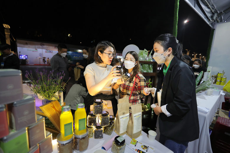 Du khách thích thú tham quan, mua hàng từ 20 gian hàng của các doanh nghiệp hoạt động kinh doanh du lịch, dịch vụ và lữ hành trên địa bàn tỉnh Lâm Đồng