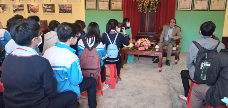 Cựu tù thiếu nhi - Anh hùng Lực lượng vũ trang Mai Thanh Minh đang kể chuyện đấu tranh để bảo vệ khí tiết (mổ bụng chống chào cờ 3 que) của các tù nhân nhỏ tuổi tại Nhà lao thiếu nhi trước đây