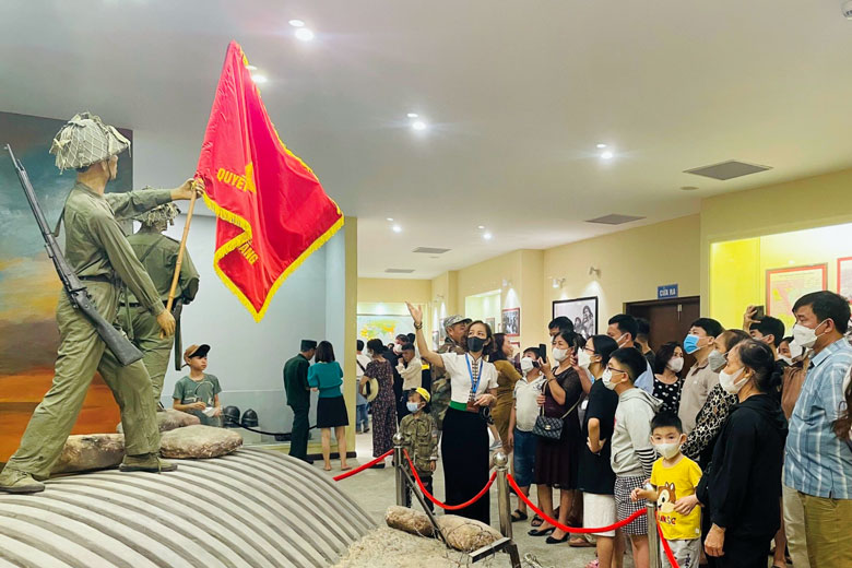 Đông đảo du khách đến tham quan Bảo tàng Chiến thắng lịch sử Điện Biên Phủ dịp nghỉ lễ 30/4 - 1/5/2022. Ảnh: btctlsdienbienphu1.svhttdldienbien.gov.vn