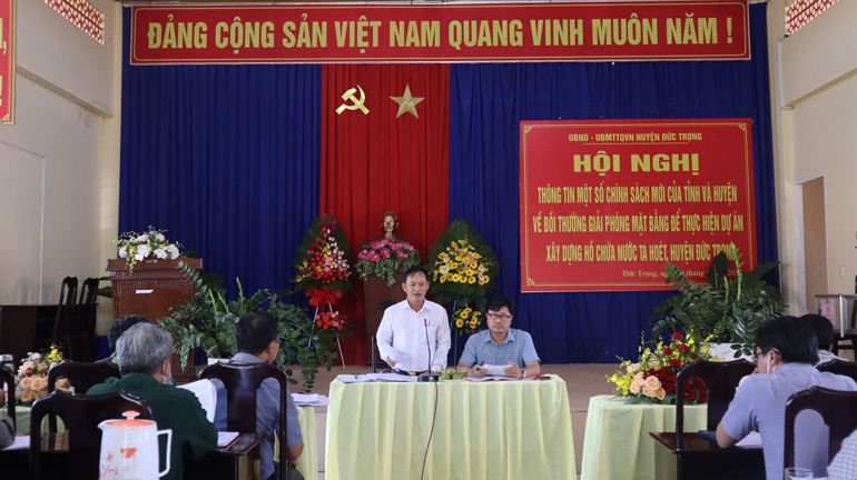 Ông Lê Công Tuấn – Chủ tịch Ủy ban MTTQ Việt Nam huyện Đức Trọng phát biểu tại hội nghị