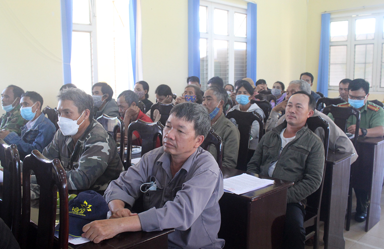 Các hộ dân có đất bị thu hồi trong dự án hồ chức nước Ta Hoét tham dự hội nghị