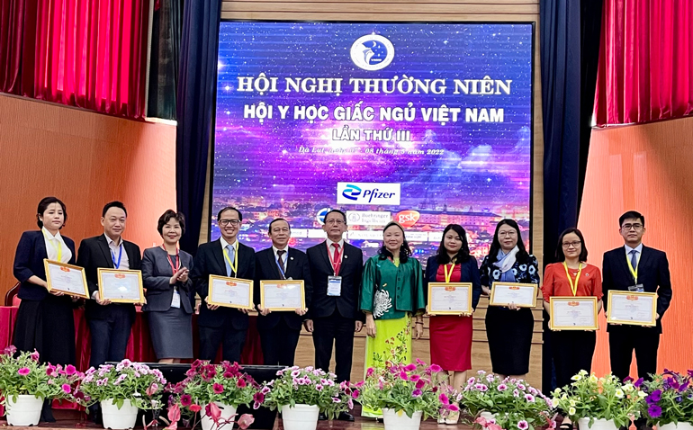 Hội Y học Giấc ngủ Việt Nam trao tặng Bằng khen cho 35 cá nhân có thành tích xuất sắc trong các hoạt động của Hội năm 2021