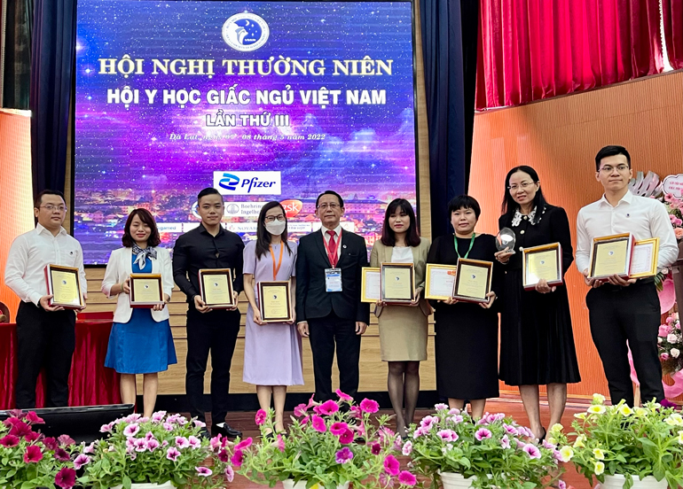 Ban Tổ chức trao Chứng nhận cho các nhà tài trợ để Hội nghị Thường niên Hội Y học Giấc ngủ Việt Nam Lần thứ III diễn ra thành công tốt đẹp