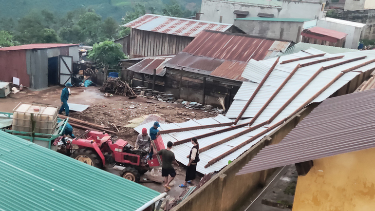 Các lực lượng tại xã Tân Thượng đang khẩn trương giúp các hộ dân khắc phục hậu quả