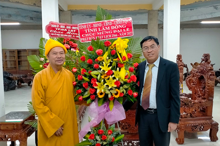 Tặng hoa chúc mừng Hòa thượng Thích Viên Thanh, Phó Ban trị sự GHPGVN tỉnh, Trụ trì chùa Vạn Hạnh