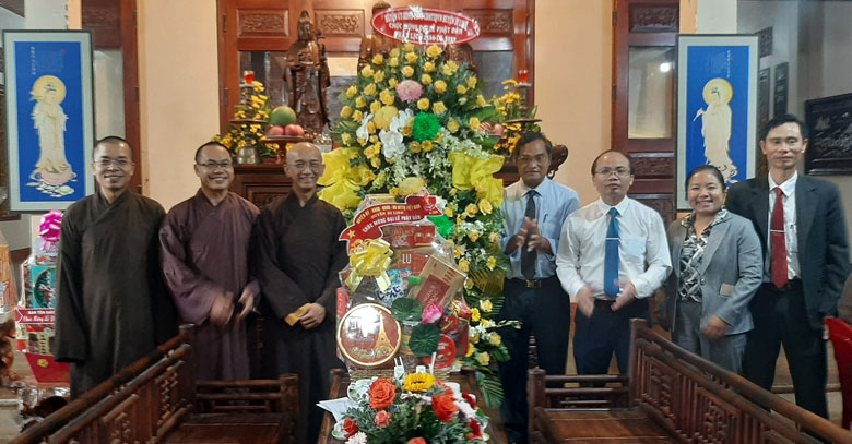 Các đồng chí lãnh đạo huyện Di Linh thăm và chúc mừng Lễ Phật đản tại chùa Linh Thắng